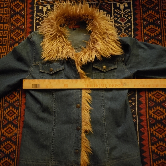 Denim jacket with faux fur accent - Picture 3 of 4